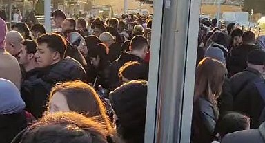 İstanbul'da tramvay seferleri aksadı duraklarda yoğunluk oluştu