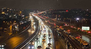 İstanbul'da yağışla birlikte trafik yoğunluğu yüzde 90'a yaklaştı