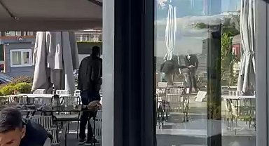 Kafede oturan husumetlisini bacağından vurdu; o anlar kamerada