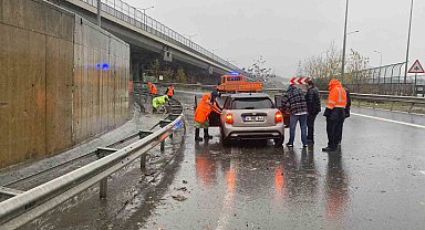 Kağıthane'de sağanak yağış nedeniyle bir kadın sürücü su birikintisinde kaldı