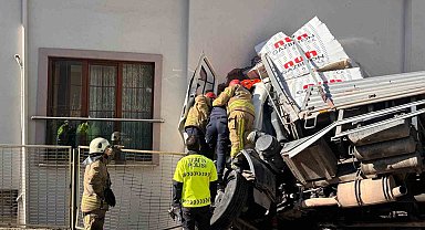 Kartal'da kontrolden çıkan tır eve girdi: 1 yaralı