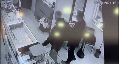 Kuyumcu sahibini darp edip, vitrindeki 2.6 kilo altını çöp poşetine doldurdular