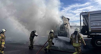Kuzey Marmara Otoyolu'nda tekerleği patlayan tır alev aldı