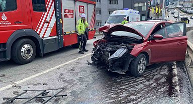Maltepe'de iki araç kafa kafaya çarpıştı: 5 yaralı
