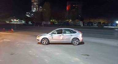Polis noktasından kaçan otomobil başka bir araca çarptı