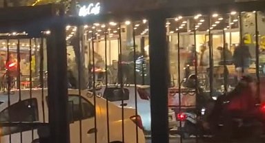 Restoranda müşteriler arasında kavga çıktı sandalyeler havada uçuştu