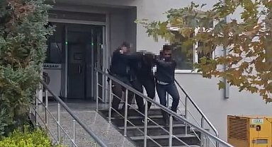 Servis minibüsüne geri geri giderek çarpan sürücü yakalandı