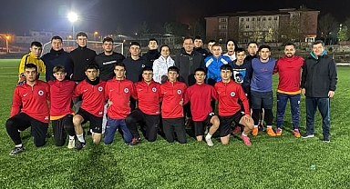 Sındırgı Belediye Başkanı Serkan Sak ve Eşi Gonca Sak, U18 Futbol Takımını Ziyaret Etti