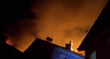 Sobadan çıkan yangın 3 evi küle çevirdi