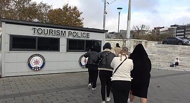 Taksim' de Türk bayrağı dağıtıp, sözde bağış toplayan 6 kadına para cezası