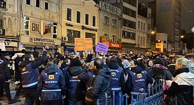 Taksim'de izinsiz gösteri yapmak isteyen eylemciler, polise biber gazı ve boya sıktı