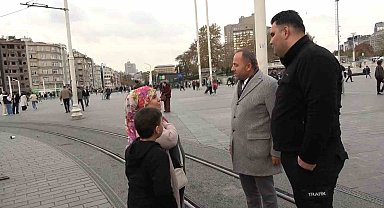 Taksim'de kaybolan çocuğun ailesini polisler buldu