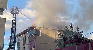 Ümraniye'de tadilat esnasında tüp patladı, çatı katı alev alev yandı