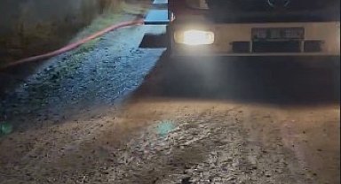 Yıldırım çarpması sonucu yanan besi çiftliğinde maddi hasar oluştu