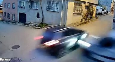 Ara sokakta hız kesmeden ilerleyen otomobiller çarpıştı