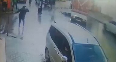 Avcılar'da yolun karşısına geçmeye çalışan adama kamyon çarptı