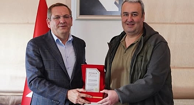 Ayvalık Belediye Başkanı Mesut Ergin’den Prof. Dr. Mustafa Kıralan’a Teşekkür Plaketi