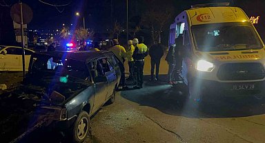 Bursa'da 2 araç kafa kafaya çarpıştı: Sıkışan sürücü yaralandı