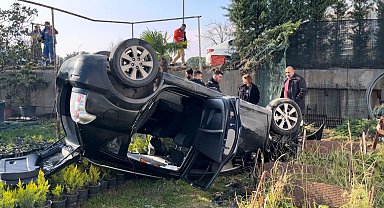 Bursa'da kontrolden çıkan araç çiçek bahçesine uçtu : 2 yaralı