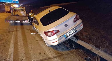 Elmadağ girişinde kontrolden çıkan otomobil bariyerlere çıktı