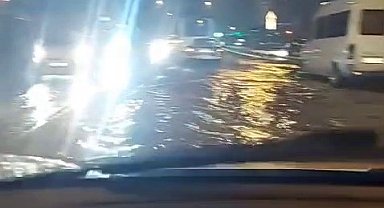 İstanbul'da etkili olan yağış sürücülere zor anlar yaşattı