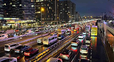İstanbul'da mesainin son gününde trafik yüzde 90 oldu