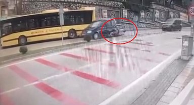 Kaza yapan motosikletliye yardım etmek istedi, o da kaza yaptı
