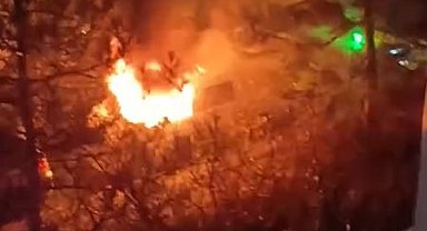 Küçükçekmece'de park halindeki araç alev alev yandı
