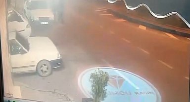 Yola dikkatsiz çıkan otomobil motosiklete çarptı