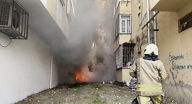 Avcılar'da bina boşluğunda çıkan yangın dairelere sıçradı