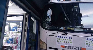 Beyoğlu'nda freni tutmadığı iddia edilen kamyonet markete çarptı: O anlar kamerada