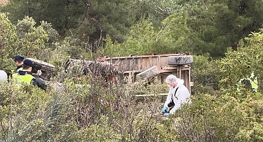 Devrilen traktörün altında can verdi