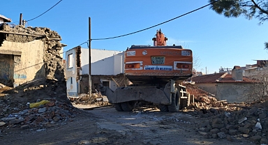 Edremit Belediyesi, , İbrahimce Mahallesi'ndeki Metruk Binaların Yıkımına Başladı