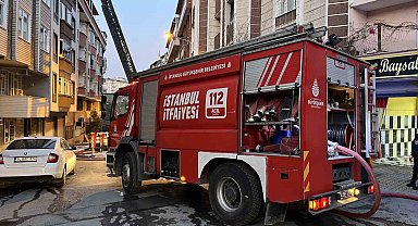 Gaziosmanpaşa'da binanın çatısı alev alev yandı