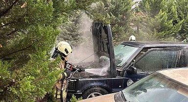Kadıköy'de park halindeki otomobilin motor kısmı yandı