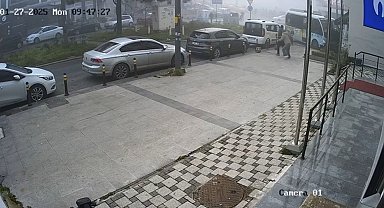 Kartal'da kuaföre dalan minibüsün kaza anı güvenlik kamerasına yansıdı