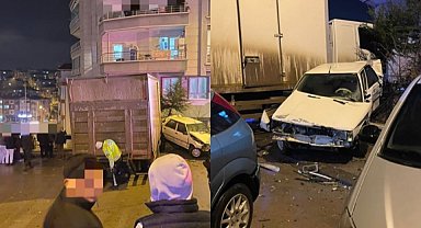 Mamak'ta freni boşalan kamyon 2 araca çarparak durabildi