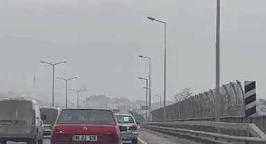 Trafikte egzoz patlatarak ilerleyen sürücü kameraya yansıdı