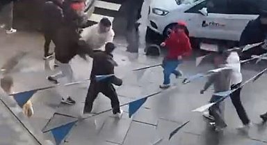 Arnavutköy'de gençlerin tekmeli yumruklu kavgası kamerada