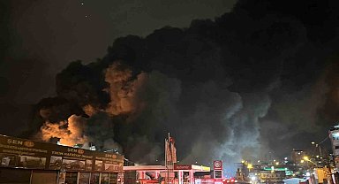 Avcılar'da geri dönüşüm tesisindeki yangın dronla görüntülendi