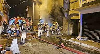 Beyoğlu'nda 3 katlı binada yangın paniği: Vatandaşlar can havliyle kaçtı