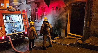 Beyoğlu'nda 4 katlı binada elektrik sobasından yangın çıktı
