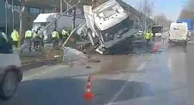 Buzlanma nedeniyle kontrolden çıkan tır refüje girdi