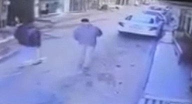 Kurşunlardan kaçmak için araç etrafında ring attı...Silahlı saldırı kamerada