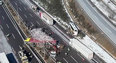 Kuzey Marmara Otoyolu Edirne istikametinde tırla yolcu otobüsü çarpıştı. Olay yerine polis ve sağlık ekipleri sevk edildi.