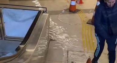 Metrobüs alt geçidini su bastı vatandaşlar mahsur kaldı