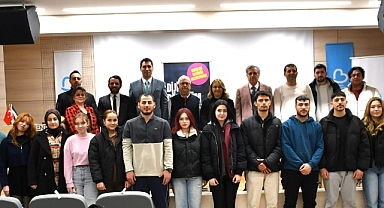 Üniversiteliler Yapay Zekâ ve Dijital Dönüşümü Tartıştı