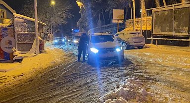 Üsküdar'da sürücüler kar nedeniyle zor anlar yaşadı