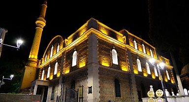 Balıkesir’in İncisi Zağnos Paşa Camii, Gece Silüetiyle Hayran Bırakıyor