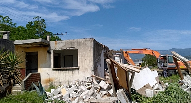 Edremit’te Metruk Binaların Yıkımı Sürüyor